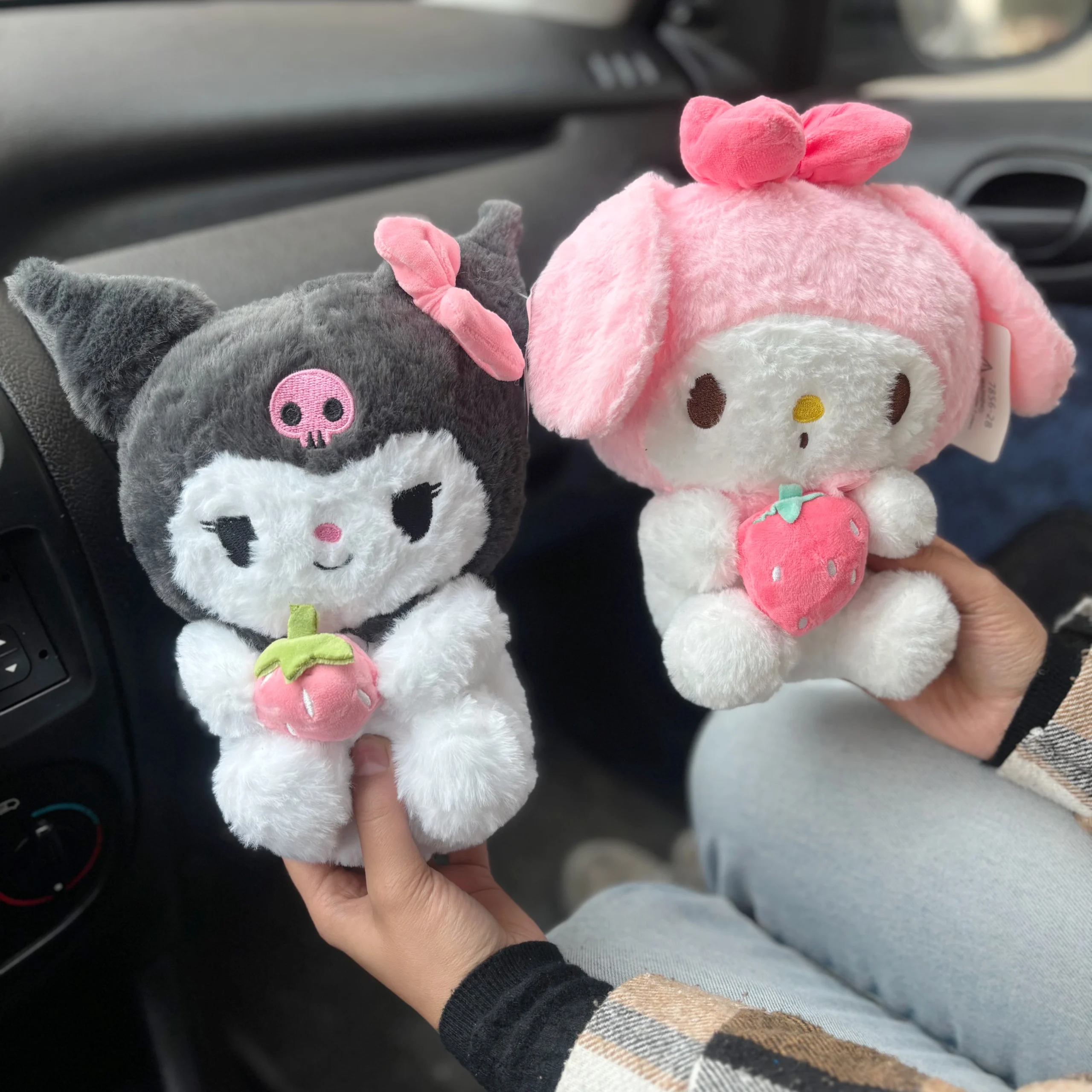 عروسک کرومی و ملودی توت فرنگی به دست