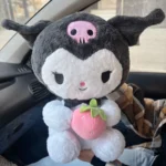 عروسک کرومی توت فرنگی به دست بزرگ