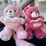 عروسک خرس قلب به دست تامی